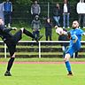 Der FC Kosova um seinen reaktivierten Stürmer Besmir Arifaj (rechts) übergibt die Meisterschaft an Widersacher TB/ASV Regenstauf.