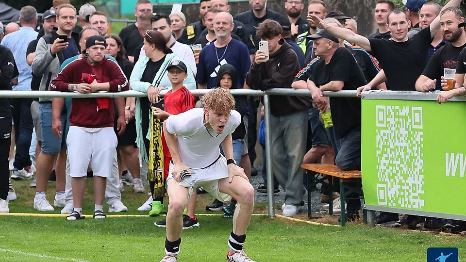 Sollte nach 90 Minuten einer der 3.100 Zuschauer nicht in Stimmung gewesen sein, rüttelte ihn Tim Scherbaum bei der Hofer Siegesfeier auf.