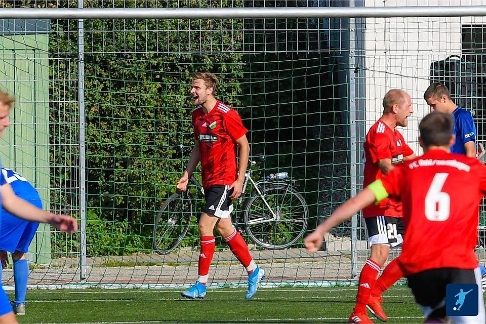 Dennis Forell (l.) und Kapitän Steffen Grüne (r.) wollen auch in der neuen Spielzeit mit dem FC Dahl/Dörenhagen Grund zum Jubeln haben. 