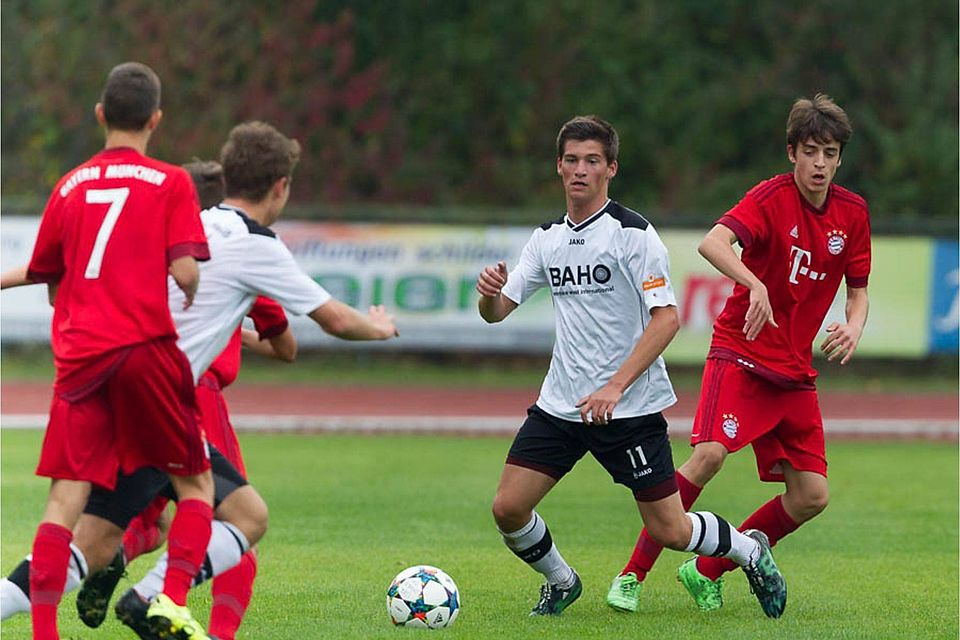 Die U17 der SpVgg Grün-Weiß Deggendorf um Florian Rothammer (mi., hier im Spiel gegen den FC Bayern II) hat sich in der Bayernliga behauptet. F: Becherer