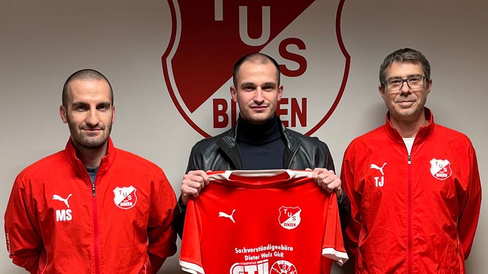 Von links: TuS-Trainer Manuel Schwarz, Neuzugang Lukas Schmeller und TuS-Sportchef Tobias Jehle | Foto: TuS Binzen