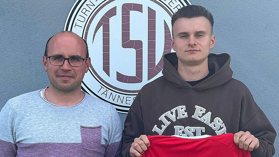 Abteilungsleiter Thomas Hauer (links) präsentiert Neuzugang Nicolas Schloßer.