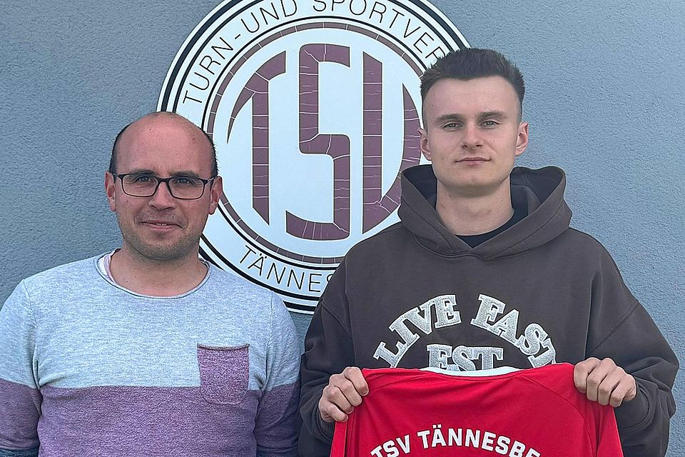 Abteilungsleiter Thomas Hauer (links) präsentiert Neuzugang Nicolas Schloßer.