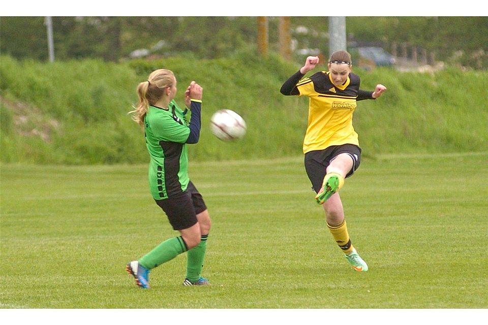 Die Kickerinnen vom SV Saal (in gelb) etablieren sich im Mittelfeld der Bezirksliga West.  Foto: Archiv