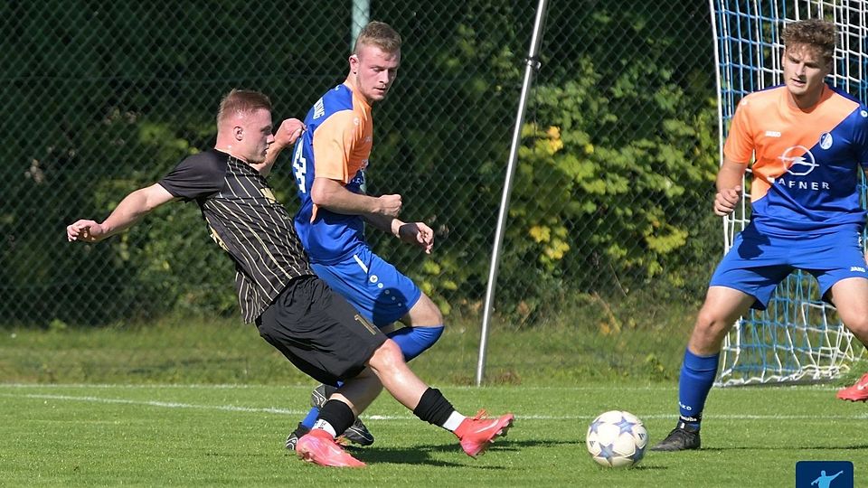 Der FC Mintraching (in orange-blau) musste sich zu Hause dem FC Laub beugen.