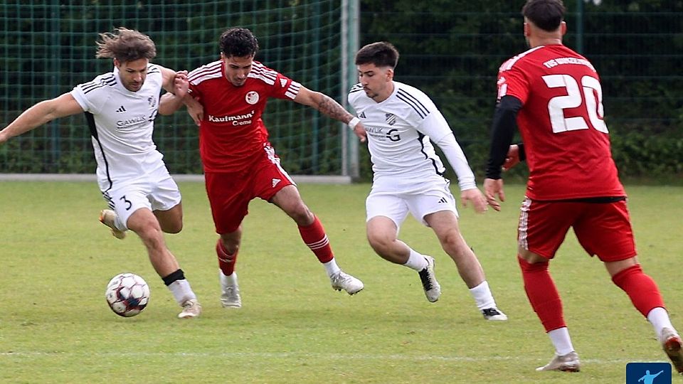 TuS Winzenheim (hier in rot) schnappte sich am Sonntag beim TuS Pfaffen-Schwabenheim II mit einem 5:3-Erfolg den Meisterschaftstitel. 