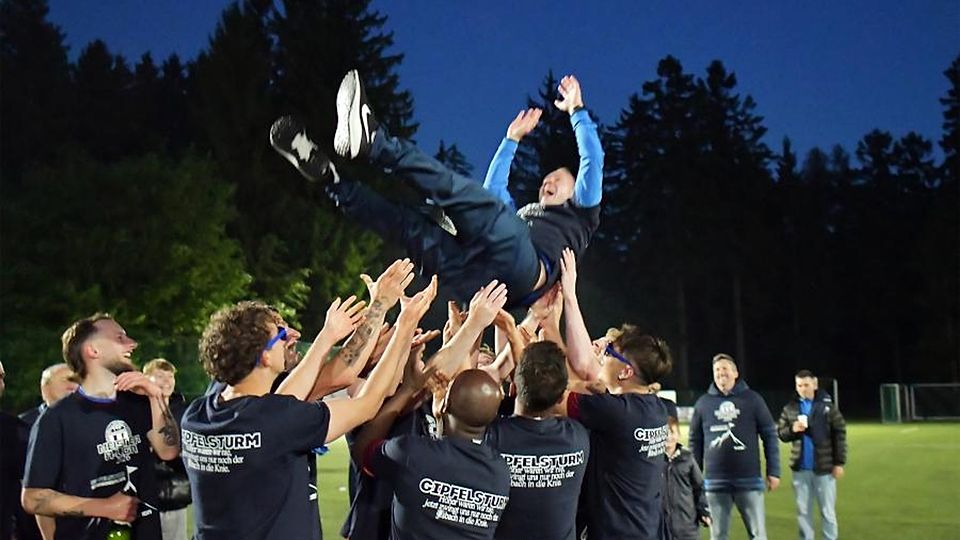 Hoch hinaus: Die Fußballer des FSV Rimbach feiern ihren Meistertrainer Marcel Reibold. Die Rimbacher sind erstmals in der Vereinsgeschichte in die Kreisoberliga aufgestiegen. 	Foto: Dagmar Jährling