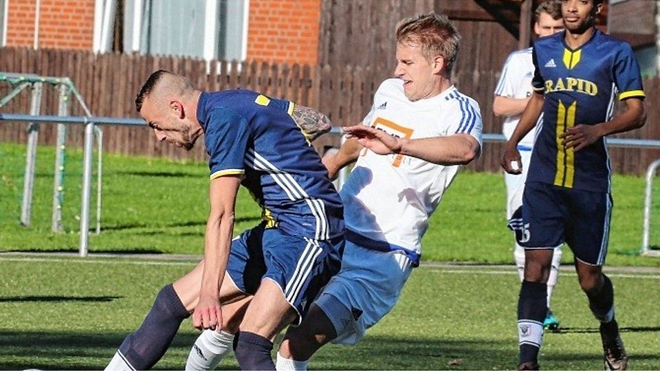 Den Fuß dazwischen: Rapids Dennis Müssig (blaues Trikot) trennt Breitenfeldes Niklas Herrmann vom Ball. Foto:Jürgensen
