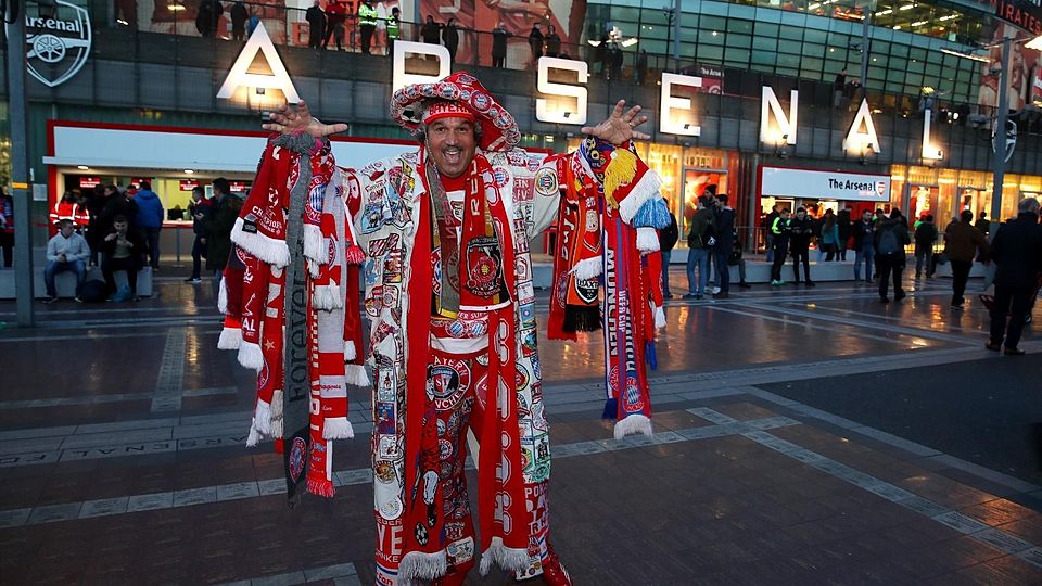 FC Bayern München: Ein Fan vor der Arena in London