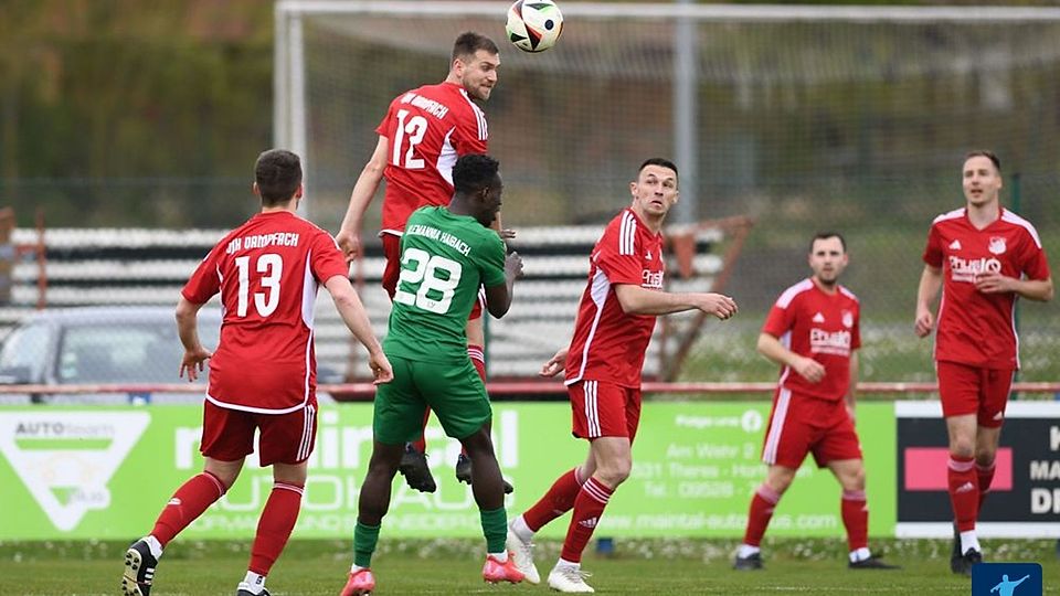 Die DJK Dampfach (rot) ist seit vier Spielen ungeschlagen und nun auf einem Relegationsplatz.