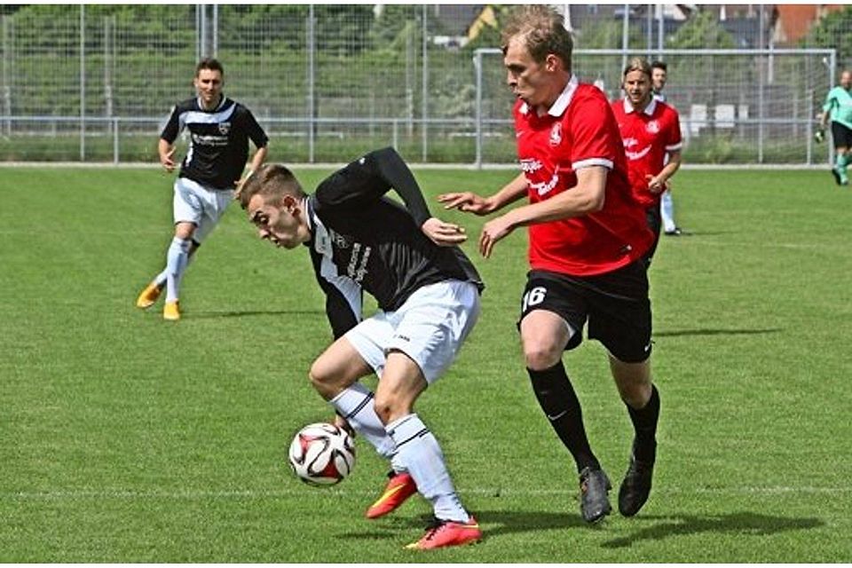 Uwe Eberhard (am Ball) erzielt im letzten Heimspiel für die SKV das 1:0. Andreas Gorr