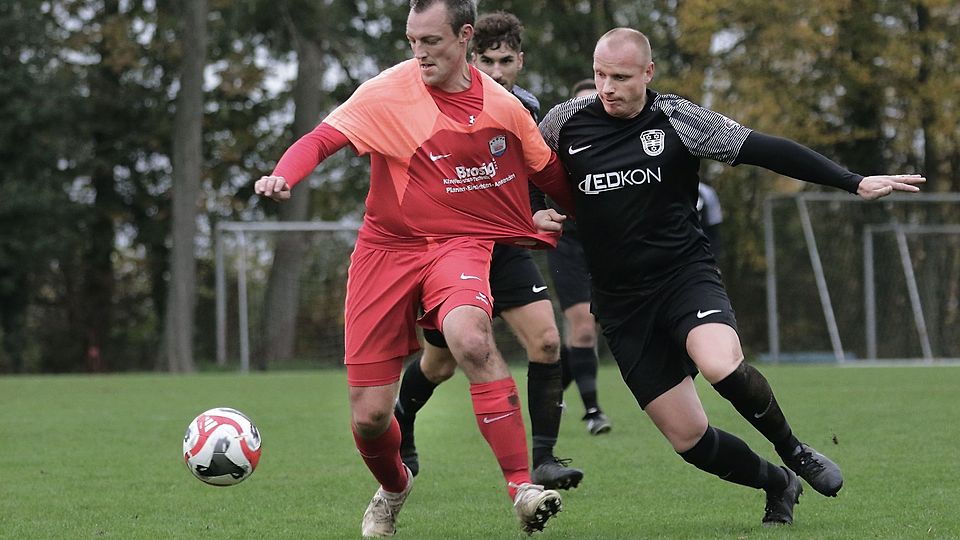 Lenker, Denker, Führungsspieler: Martin Schwarz (links, hier gegen Nieder-Kainsbachs Robby Weimar) gehört mit seiner Klasse und Erfahrung zu den wichtigsten Spielern von A-Liga-Tabellenführer SSV Brensbach.