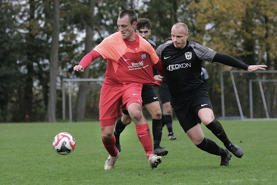 Lenker, Denker, Führungsspieler: Martin Schwarz (links, hier gegen Nieder-Kainsbachs Robby Weimar) gehört mit seiner Klasse und Erfahrung zu den wichtigsten Spielern von A-Liga-Tabellenführer SSV Brensbach. Lenker, Denker, Führungsspieler: Martin Schwarz (links, hier gegen Nieder-Kainsbachs Robby Weimar) gehört mit seiner Klasse und Erfahrung zu den wichtigsten Spielern von A-Liga-Tabellenführer SSV Brensbach.
