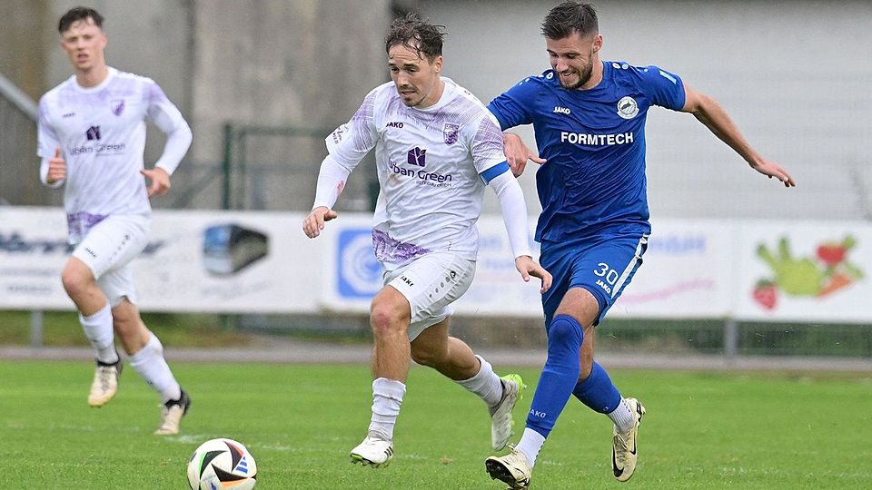Kapitän Marco Fehr (links) und der TSV Kareth-Lappersdorf wollen sich an Bogen für die 0:3-Schlappe aus dem Hinspiel revanchieren.