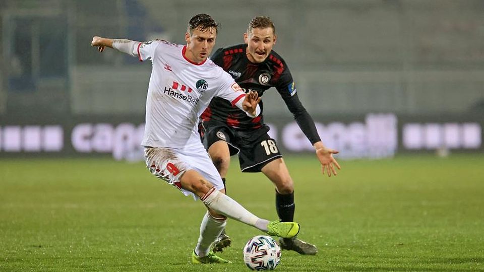 Starke Ballkontrolle: Martin Röser (vorn) schirmt das Spielgerät gegen den Wiesbadener Marc Lais ab.