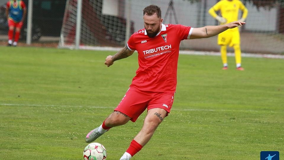 Marc Brasnic im roten Dress des FC Wegberg-Beeck.