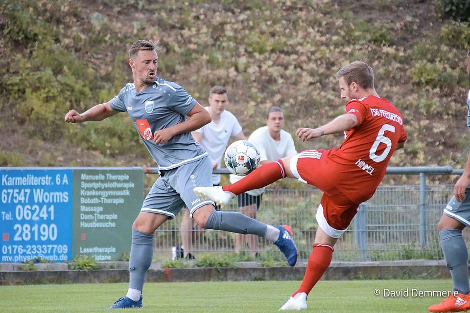 Benjamin Himmel mit der Nummer 6 in seinem zweiten Jahr in der Oberliga bei der TSG Pfeddersheim.