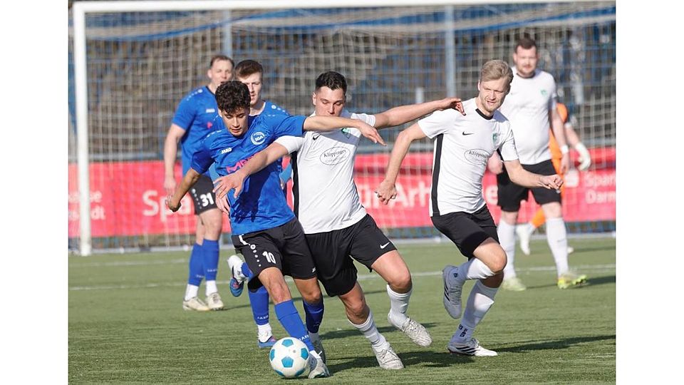 Noah Sachs von der SG Arheilgen (links) im Duell um den Ball mit Maximilian Feick vom SV Hahn. 	Foto: Peter Henrich