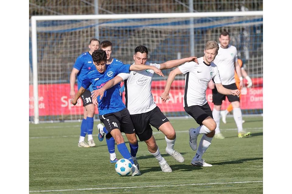 Noah Sachs von der SG Arheilgen (links) im Duell um den Ball mit Maximilian Feick vom SV Hahn. 	Foto: Peter Henrich