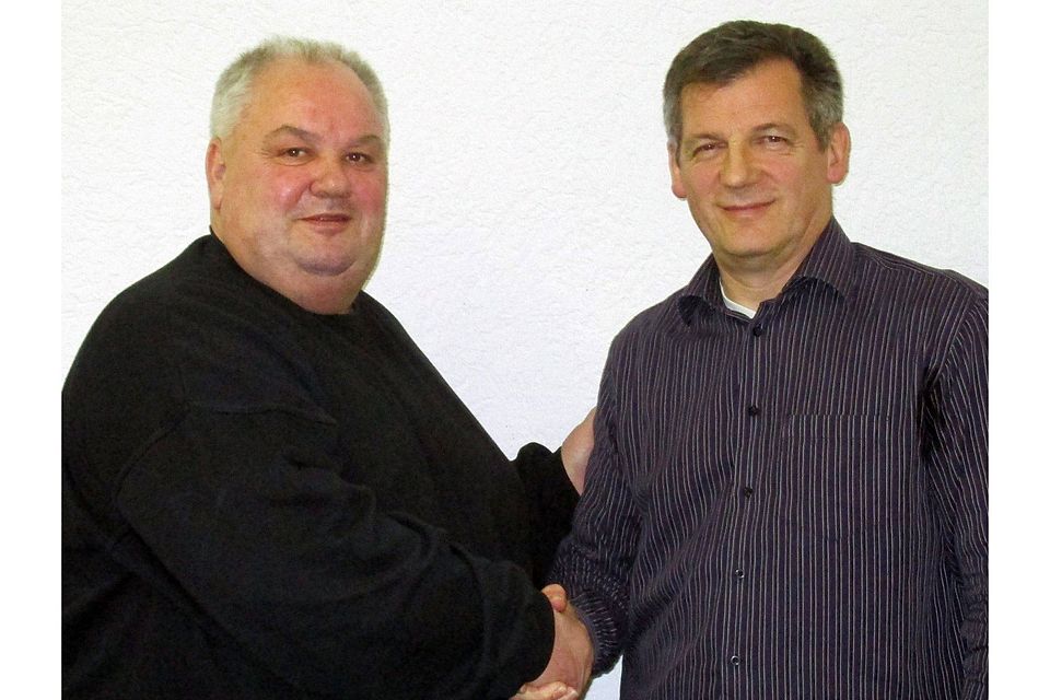 Volker Walloch (links) übernimmt den Vereinsvorsitz von Karl-Heinz Laufer (rechts). Foto: Florian Giezewski