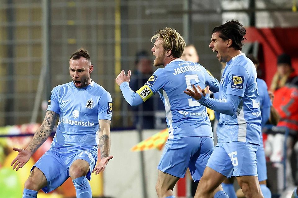 Die Spieler des TSV 1860 München schreien ihre Wut hinaus.