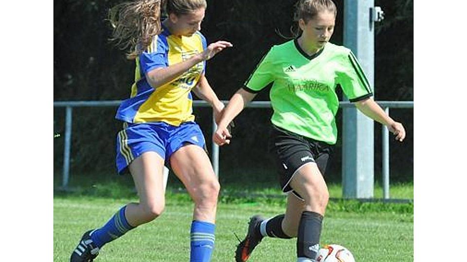 Einen Tick schneller, ein bisschen entschlossener: Nordenhams Fußballerinnen (am Ball) gewannen das Derby gegen Großenmeer mit 3:1. Felix Grossmann