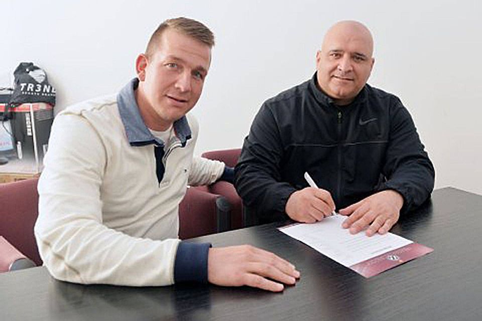 BFC-Trainer Volkan Uluc bei der Vertragsverlängerung mit Dynamos sportlichem Leiter Kevin Meinhardt. Foto: City-Press