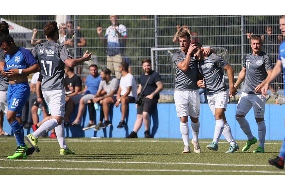 TuBa Pohlheim hat nach dem Last-Minute-Unentschieden in Wieseck (im Bild gratuliert Kevin Rennert Gabriel Gülec zu seinem Treffer zum 1:0) am Sonntag TuS Naunheim zu Gast. 	Foto: Bär