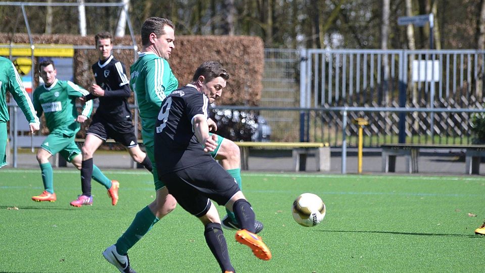 Zweikampf: Christopher Gloth (l.), Urgestein vom SC Grün Weiß Paderborn, bearbeitet in dieser Szene Konstantin Anklam (r.) vom TuS Sennelager II.