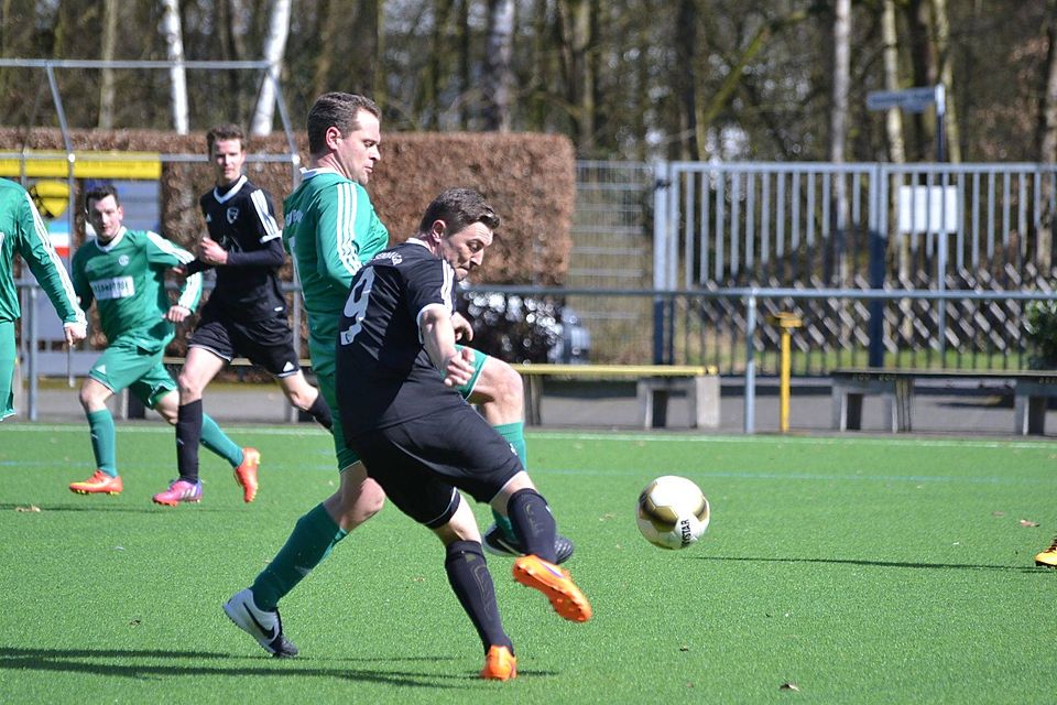 Zweikampf: Christopher Gloth (l.), Urgestein vom SC Grün Weiß Paderborn, bearbeitet in dieser Szene Konstantin Anklam (r.) vom TuS Sennelager II.