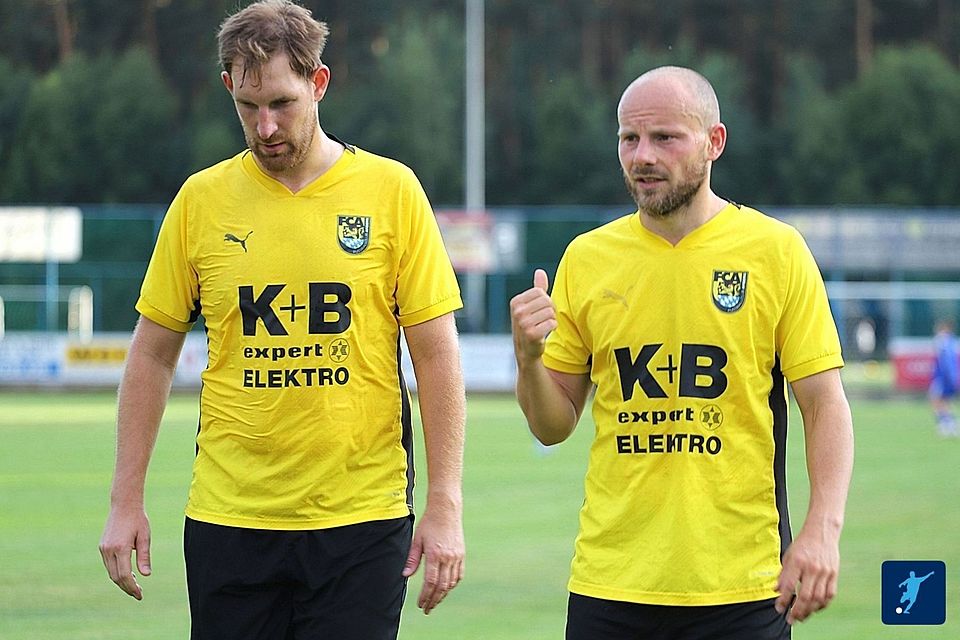 Die Spielertrainer des FC Amberg, Mario Zitzmann (links) und Fritz Lieder, sahen eine ordentliche Leistung des Teams zum Saisonauftakt.