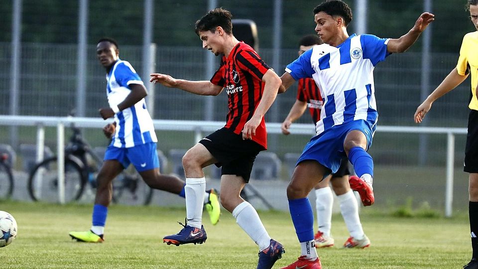 Lange Zeit die Pokalpartie offen gehalten haben die Marzlinger Fußballer um Pablo Arevalo-Hölscher (2. v. l.). Am Ende setzte sich der SEF aber doch mit 3:0 durch.