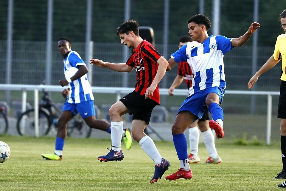 Lange Zeit die Pokalpartie offen gehalten haben die Marzlinger Fußballer um Pablo Arevalo-Hölscher (2. v. l.). Am Ende setzte sich der SEF aber doch mit 3:0 durch.