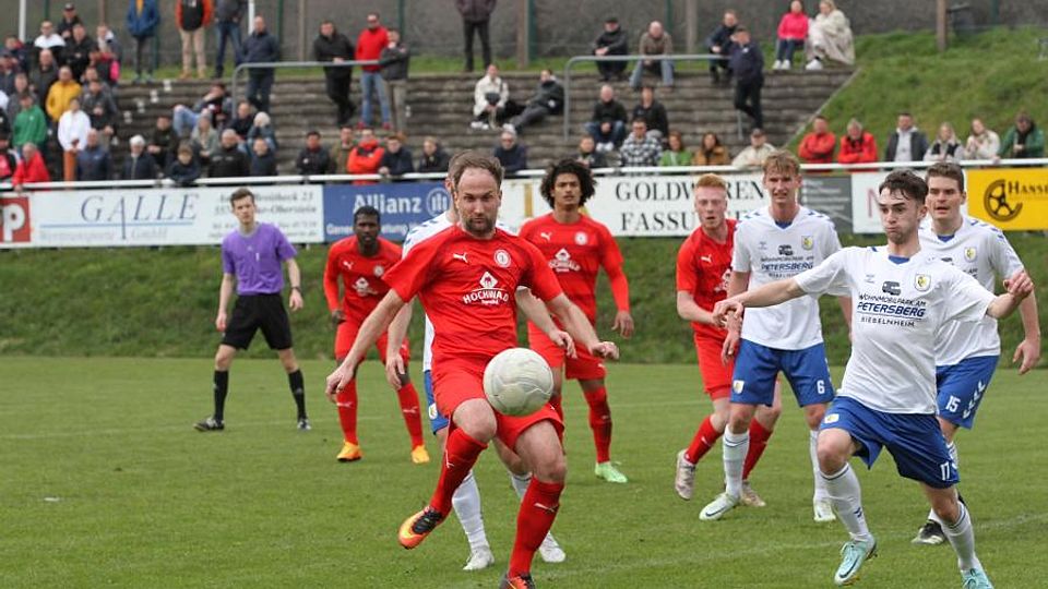 Viel Ball, aber wenig Effizienz: Der SC Idar-Oberstein (in Rot) enttäuschte gegen den TSV Gau-Odernheim auf ganzer Linie.