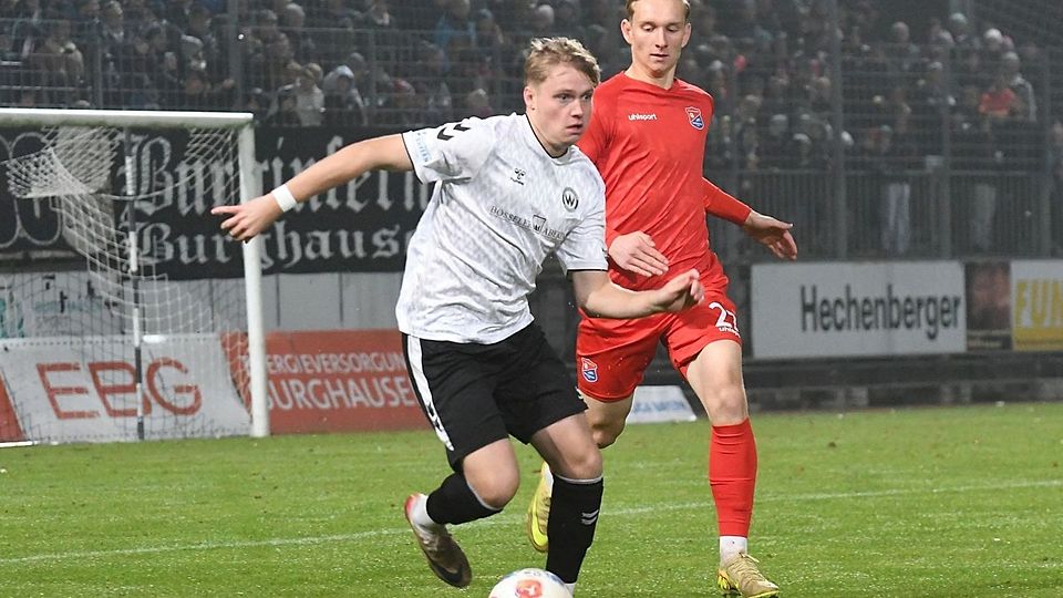Will sich gegen Aubstadt durchsetzen: Der SV Wacker Burghausen (weißes Trikot).