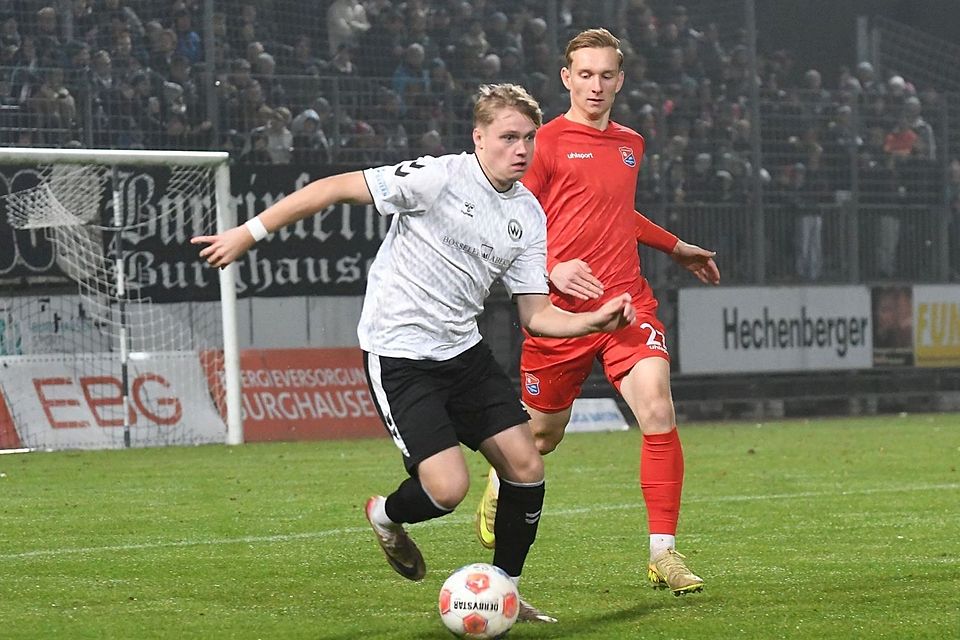 Will sich gegen Aubstadt durchsetzen: Der SV Wacker Burghausen (weißes Trikot).