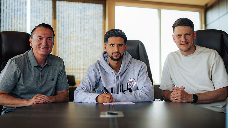 Vorsitzender Ertan Ilce (links), Sportlicher Leiter Richard Weber (rechts) mit Ilias Anan.