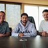 Vorsitzender Ertan Ilce (links), Sportlicher Leiter Richard Weber (rechts) mit Ilias Anan.