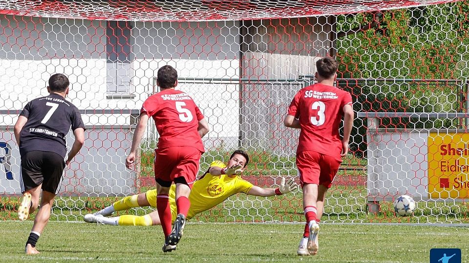 Sontheims Keeper Stefan Schaumann streckt sich vergeblich, den Elfmeter zum 0:2 gegen den TSV Legau konnte er nicht abwehren.