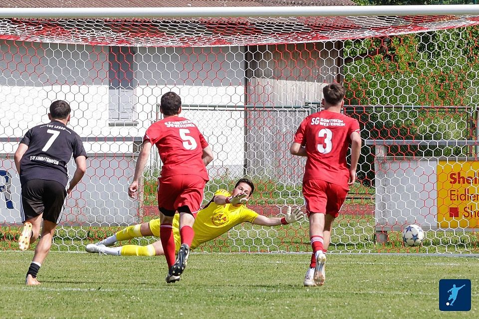 Sontheims Keeper Stefan Schaumann streckt sich vergeblich, den Elfmeter zum 0:2 gegen den TSV Legau konnte er nicht abwehren.