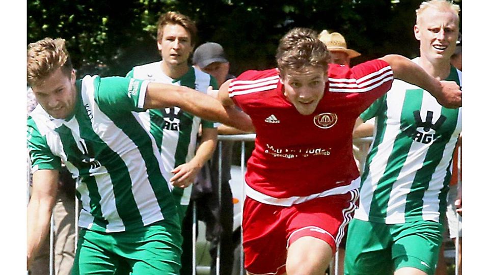 „In der Landesliga haut sich jeder voll rein:“ HSV-Innenverteidiger Thomas Pföderl (Mitte) mag immer gewinnen.   Ewald Scheitterer/Archiv