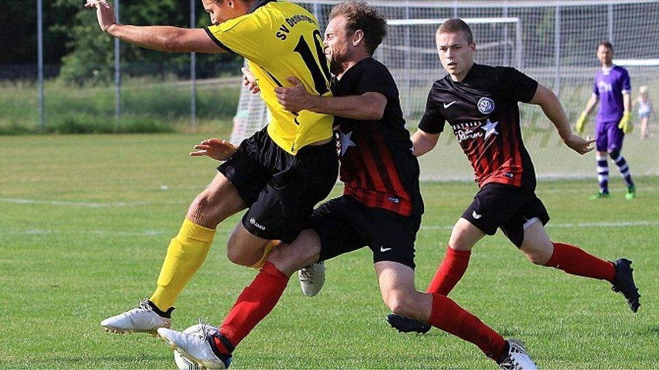 Marcel Lienemann (SV Denkingen, gelbes Trikot) wird von Daniel Seubert vom SV Deggenhausertal ausgehebelt. Die schwarz-Gelben gingen am Ende als 2:1-Sieger vom Platz und haben nach der überraschenden Heimpleite des FC Überlingen gegen Hattingen plötz Foto: Karl-Heinz Bodon