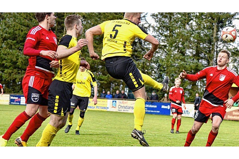 Entscheidung im Nordderby: Frisias Abwehrspieler Lasse Paulsen (Nr. 5) köpft in seiner unnachahmlichen Art zum 2:0 gegen den TSV Kropp ein. Foto: Pustal