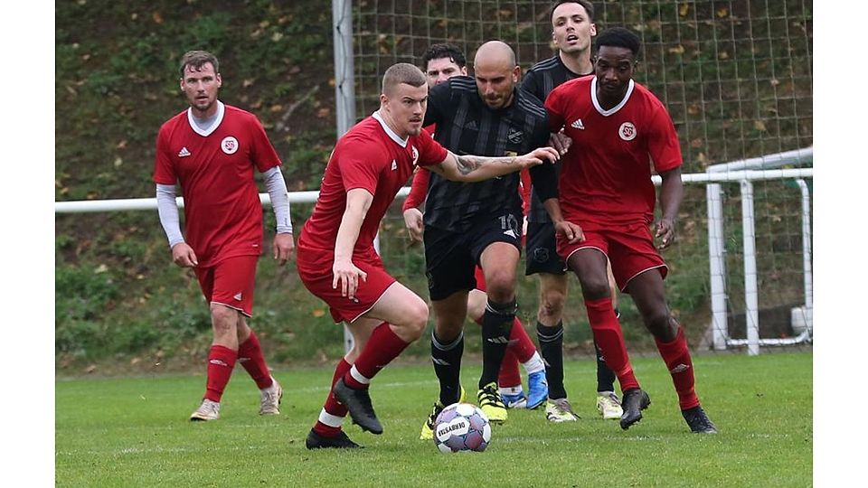 Personelles Übergewicht in Rot: Vier Fürfelder Fußballer teilen sich im Bezirksliga-Topspiel den Platz mit zwei Weinsheimern.	Foto: Edgar Daudistel