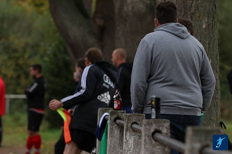 Nicht erwünscht von der Politik: Stehende Besucher bei einem Amateurspiel.