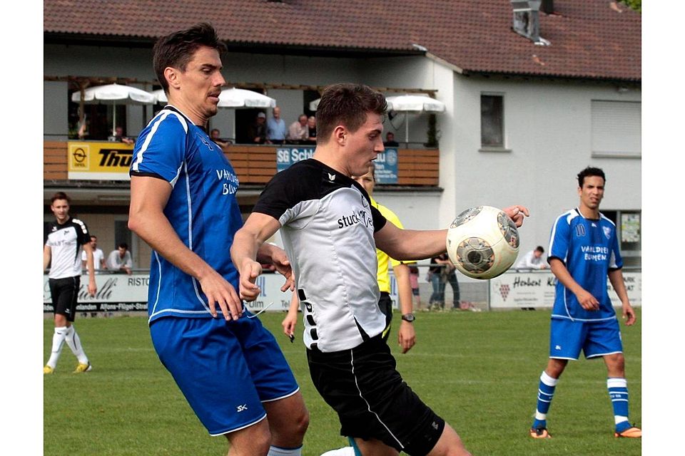 Felix Böse (Mitte, hier gegen FSV Bissingen) durfte gegen Oberligist Balingen im zentralen Mittelfeld spielen. Foto:Baumann