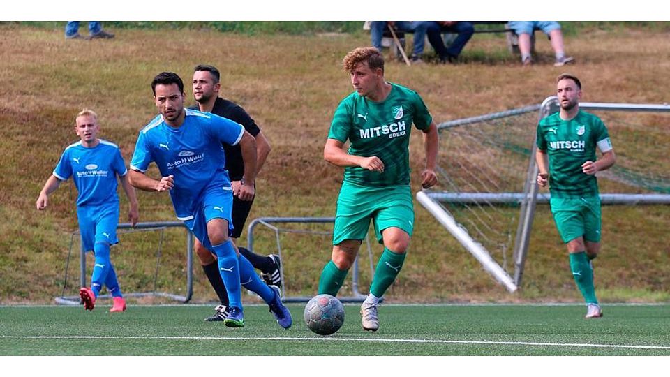  Fellerdillns Leon-Philipp Benner (r.) richtet den Blick nach vorn. Statt gegen (v. l.) Arthur Skakovskij und Can Artun vom RSV Büblingshausen wird er mit seinem Team am Freitagabend gegen den SC Münchholzhausen/Dutenhofen spielen. (© Sven Jessen) 