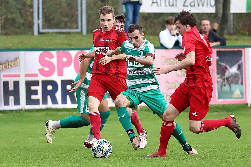 Arlind Morina vom SV Fortuna Regensburg ist kaum vom Ball zu trennen.