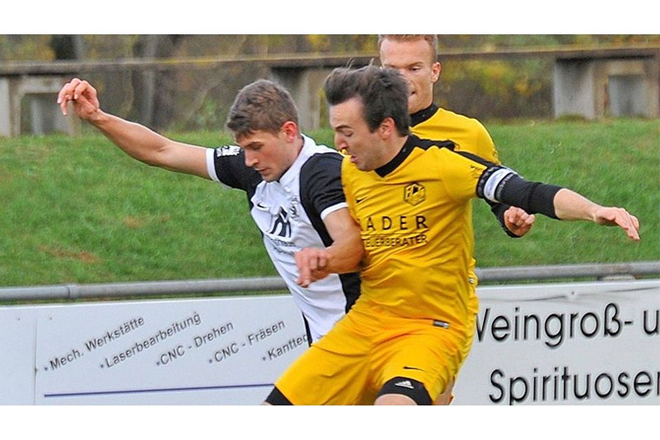 Für Julian Eberhardt (rechts) und den FC Lauingen wird die Luft im Abstiegskampf nach den beiden Niederlagen gegen Meitingen (links Meitingens Alexander Heider) und Adelzhausen immer dünner.  Foto: Karl Aumiller