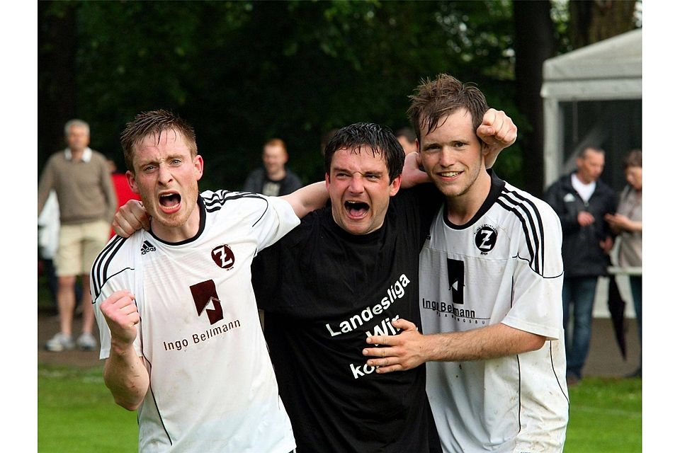 Björn Mickelat (Mitte) feiert gemeinsam mit seinen (Mit-)Spielern Tobias Mannke (links) und Josch Vahjen den Landesliga-Aufstieg. Foto Krause